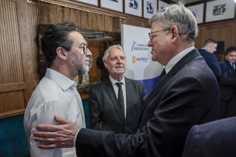 El president de la Generalitat, Ximo Puig, saluda al cocinero Quique Dacosta en el restaurante Arros QD, en Londres, donde el president viaja con motivo de la Feria de Turismo. EFE/ Biel Aliño
El president de la Generalitat, Ximo Puig, saluda al cocinero Quique Dacosta en el restaurante Arros QD, en Londres, donde el president viaja con motivo de la Feria de Turismo. EFE/ Biel Aliño