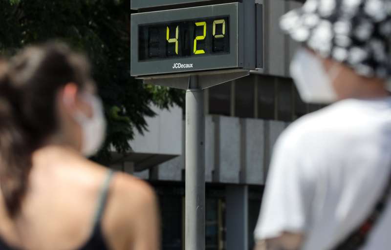 Varias personas pasan ante un termÃ³metro urbano que marca 42 grados. EFE/Ana Escobar/Archivo
