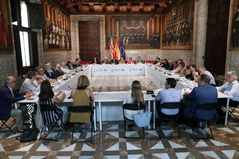 Reuni del Govern Valenci amb els representants de les associacions sectorials, cambres i CEV  Foto: GVA