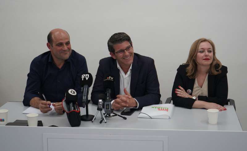 El expresidente socialista de la Diputación de Valencia y alcalde de Ontinyent, Jorge Rodríguez (C), en la rueda de prensa, en una imagen facilitada por el consistorio.
