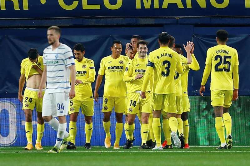 Los jugadores del Villarreal celebran el primer gol del equipo castellonense durante el encuentro correspondiente a la vuelta de los octavos de final de la Liga Europa este jueves frente al Dinamo de Kiev en el estadio de La Cer�mica, en Villarreal. EFE/Domenche Castell�.