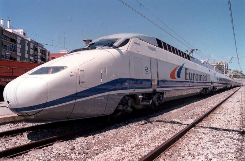 Un tren de alta velocidad, Euromed, que une las ciudades de Barcelona y Valencia en una imagen de archivo. EFE Toni GarrigaArchivo
