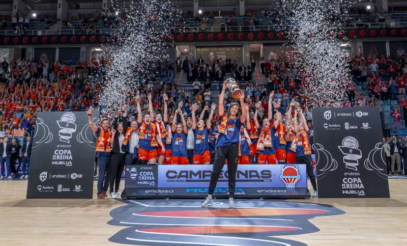 El Valencia Basket eleva al cielo la Copa de la Reina./Alberto Nevado (FEB)