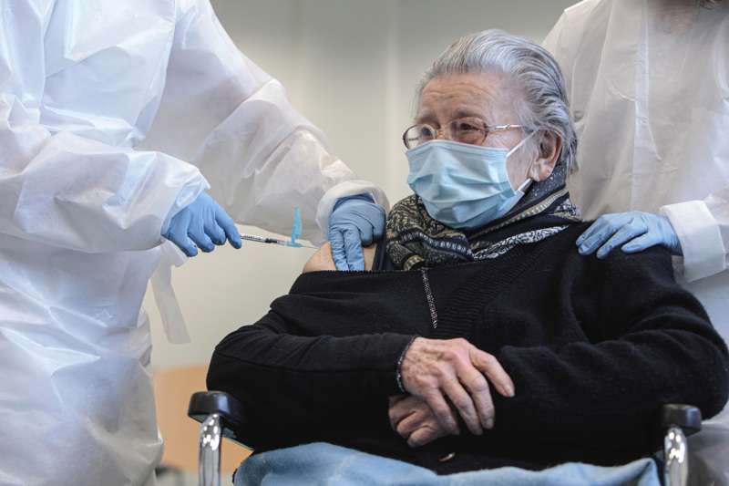 Una anciana recibe la vacuna contra el coronavirus. EFE/Archivo Biel Aliño
