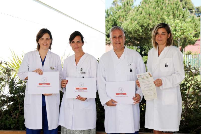 Miembros del equipo del Instituto Bernabeu muestran los premios en una imagen facilitada por la entidad. EFE