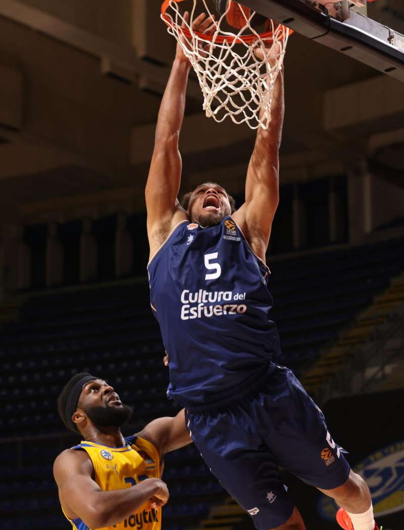 El jugador del Valencia Justin Anderson (R) en acciÃ³n contra Josh Nebo (L) del Maccabi. EFE/EPA/ANDREJ CUKIC