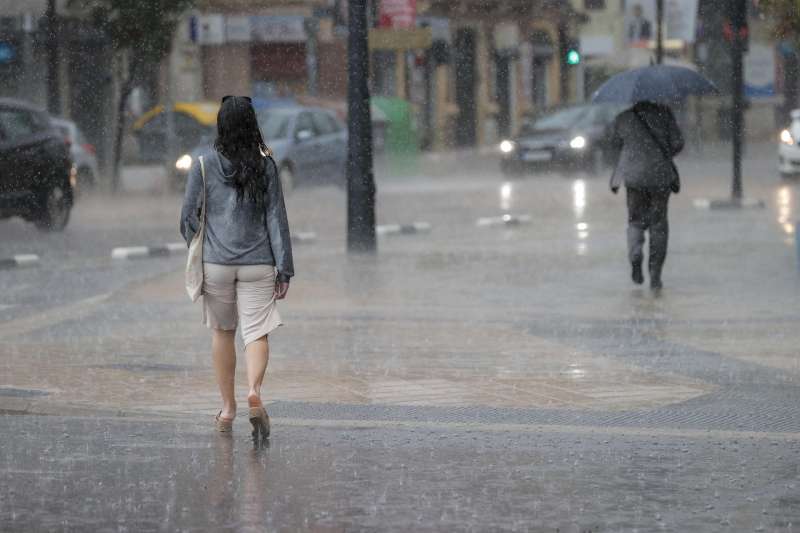 Dos personas pasean bajo la lluvia. EFE/Manuel Bruque/Archivo
