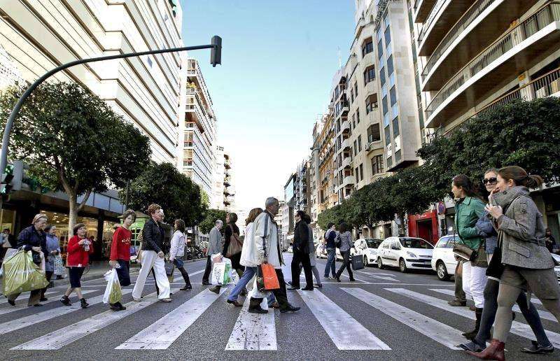 Peatones cruzan un paso de cebra transcurrido.  EPDA 