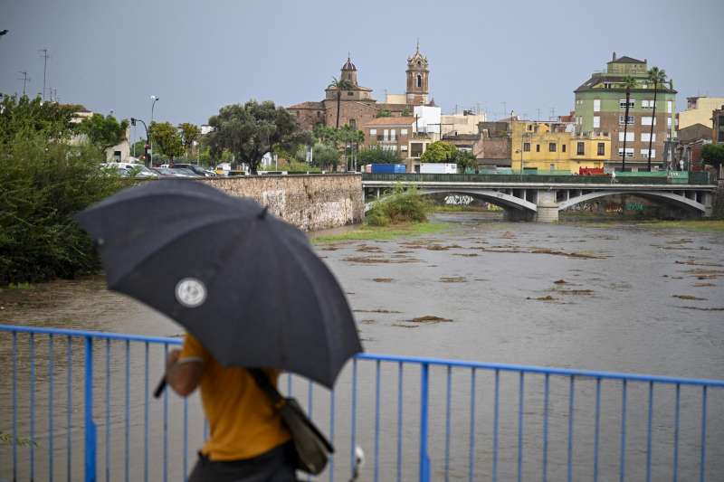 Una persona cruza un puente sobre el ro Ana este lunes. EFEAndreu Esteban
