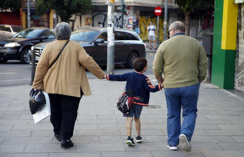 Imagen de archivo de un niño que se dirige al colegio acompañado de sus abuelos en València. EFE/ Kai Forsterling
