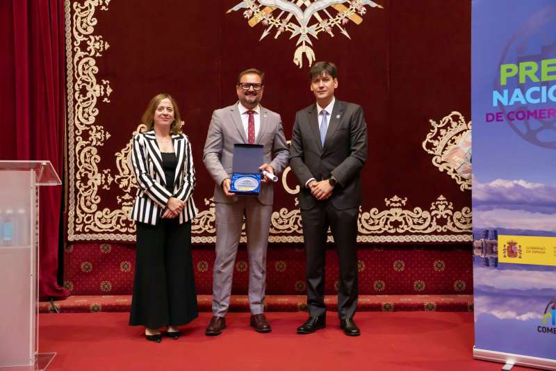 El alcalde de Silla, Vicente Zaragoz, recoge el premio. EPDA