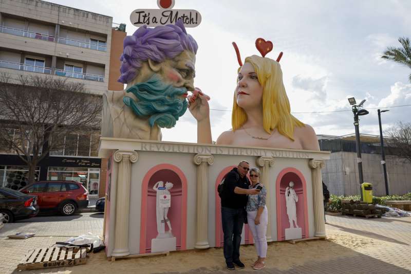 Falla de la comisin Cronista Vicente Beguer de Torrent (Valencia), en la que la diseadora Marina Salazar, creadora de la icnica teta para la cancin de 