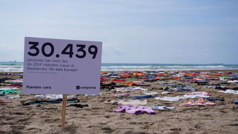 Extienden más de 600 camisetas en una playa de Castelló para recordar a las 30.439 personas migrantes que han perdido la vida cruzando el Mediterráneo desde el año 2014. EFE/Compromís
