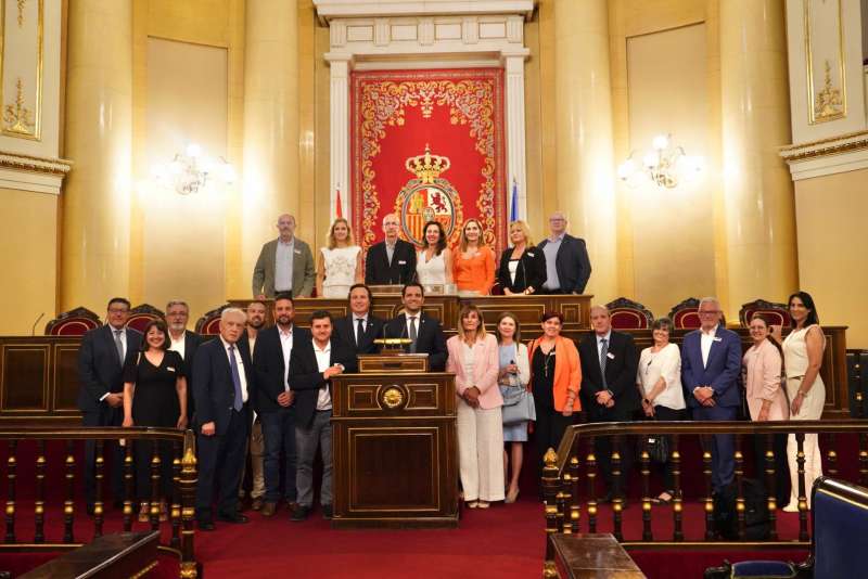 Sagredo junto a los representantes de las distintas organizaciones que conforman la Asociacin Paterna, Ciudad de Empresas, de FEPEVAL y CEDAES y concejales del equipo de gobierno en el Senado.  EPDA