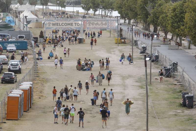 Numerosos jóvenes abandonan el recinto del Festival Medusa de Cullera (Valencia). EFE/Natxo Frances/Archivo
