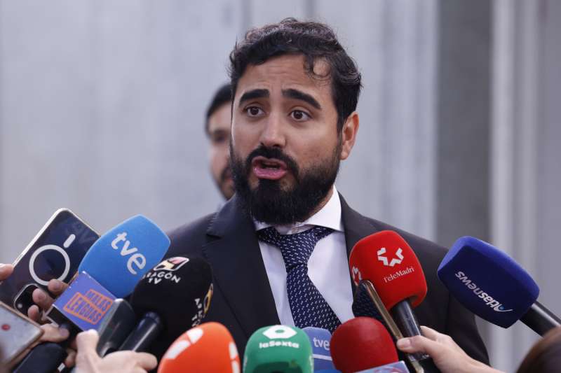 El eurodiputado Luis Prez Fernndez, conocido como Alvise, atiende a los medios, en una imagen reciente. EFEJavier Lizn
