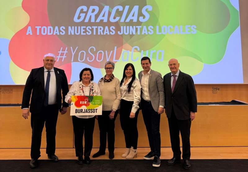 El Alcalde de Burjassot, Rafa Garc�a y la Concejala de Sanidad, Isabel M� Mora, acompa�aron a las componentes de la Junta Local contra el c�ncer de Burjassot en la presentaci�n. EPDA
