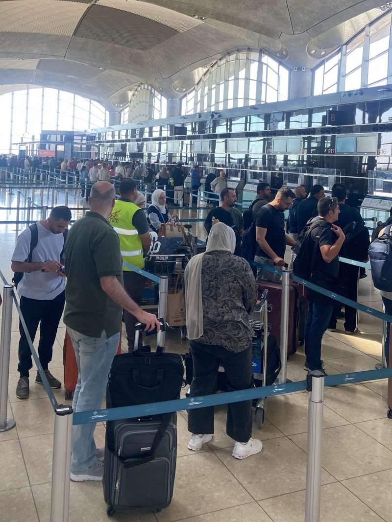 Unos viajeros en las ventanillas del aeropuerto de Ammn, en Jordania, la maana de este sbado. EPDA