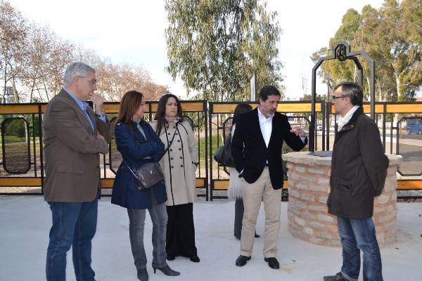 El alcalde con los concejales en la estación del Trenillo. EPDA El alcalde con los concejales en la estación del Trenillo. EPDA