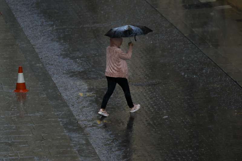 Una persona se protege de la lluvia con un paraguas . EFEBiel AlioArchivo
