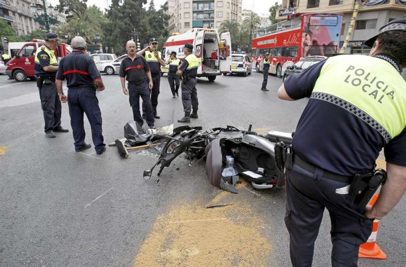 Polica y bomberos regulan el trfico y retiran una moto tras un accidente en la ciudad de Valncia. EFEManuel BruqueArchivo.