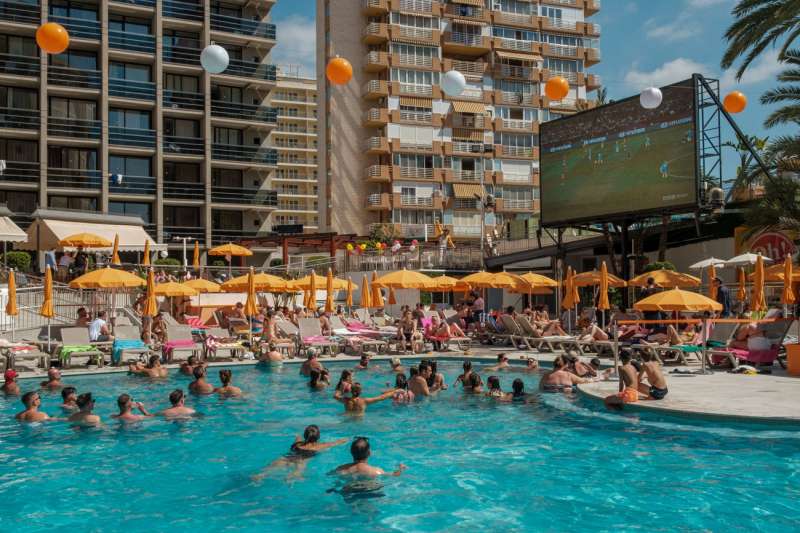 Turistas ingleses ven la final del Mundial Femenino de Futbol este domingo desde la piscina del hotel Marina Resort de Benidorm. EFEPablo Miranzo
