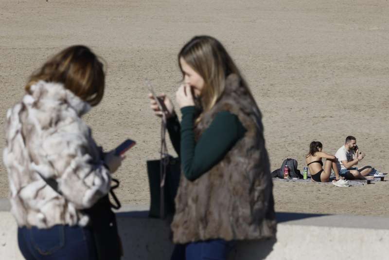 Imagen de archivo de varias personas en la playa de la Malvarrosa de València. EFE/Kai Försterling