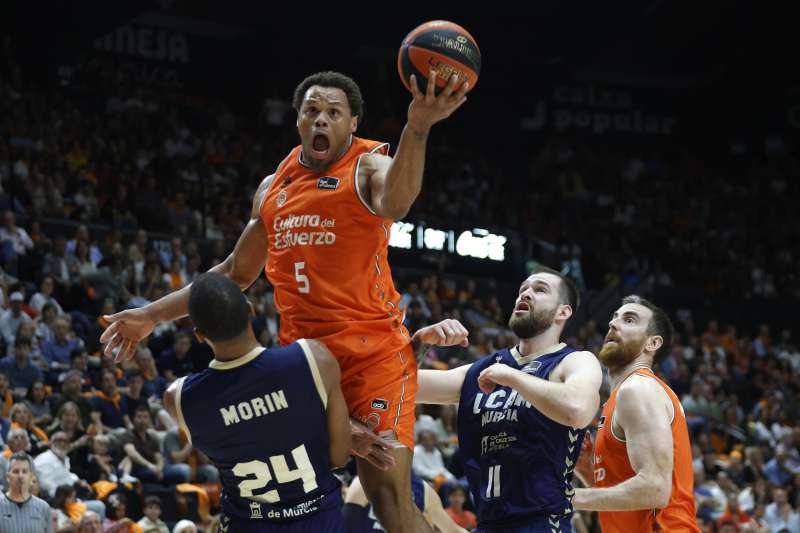 El escolta del Valencia Basket Justin Anderson entra a canasta ante Yannis Morin, de UCAM Murcia. EFE/ Miguel Ángel Polo