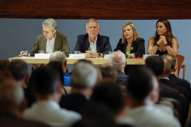 El ministro de Poltica Territorial, ngel Vctor Torres, junto a la delegada del Gobierno, Pilar Bernab, la comisionada especial para la reconstruccin y la reparacin de los daos ocasionados por la dana, Zulima Prez (d), y el secretario de Estado de Poltica Territorial, Arcadi Espaa, durante su visita a Alaqus. EFEAna Escobar