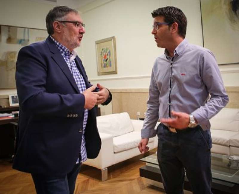 El alcalde de Vinalesa conversa con el presidente de la Diputación. EPDA