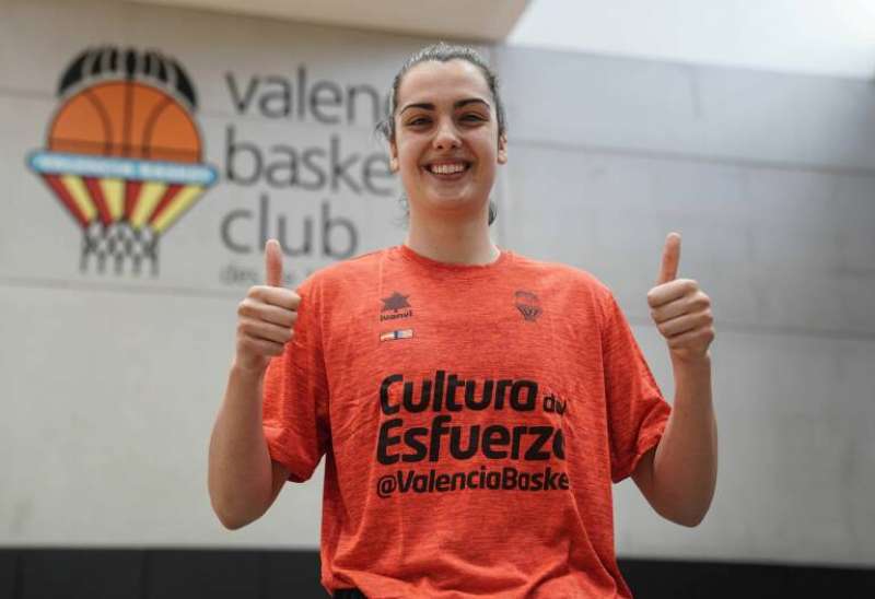 Paula Ginzo tras pasar el reconocimiento mÃ©dico con el Valencia Basket./Foto: Valencia Basket
