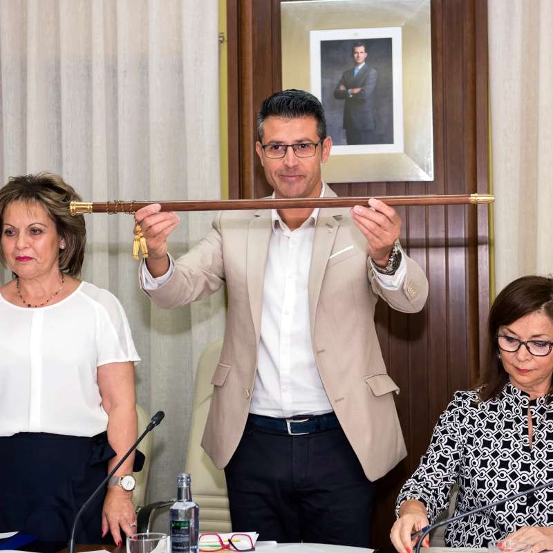 El alcalde de Almussafes, Toni Gonz�lez, con la vara de mando.EPDA