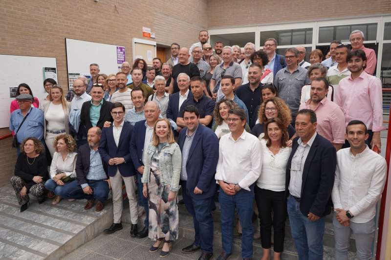 Foto de familia con todos los asistentes a la reuniÃ³n municipalista celebrada en Requena./EPDA