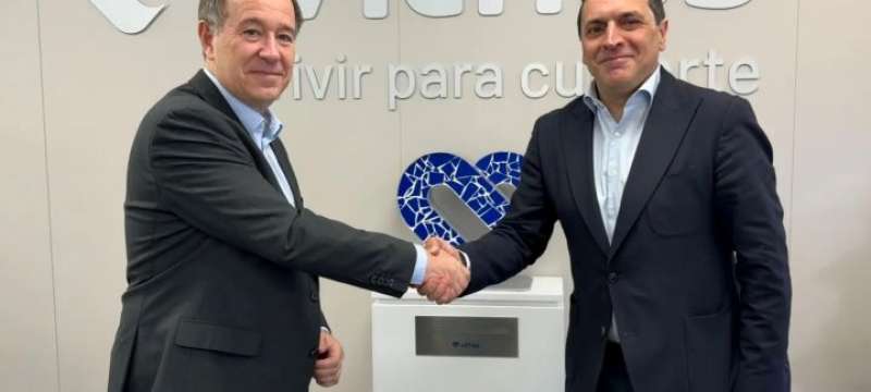 El Dr. Pedro Rico, director general de Vithas y  Luis Campo, CEO de GE HealthCare, durante la firma del convenio.  EPDA

