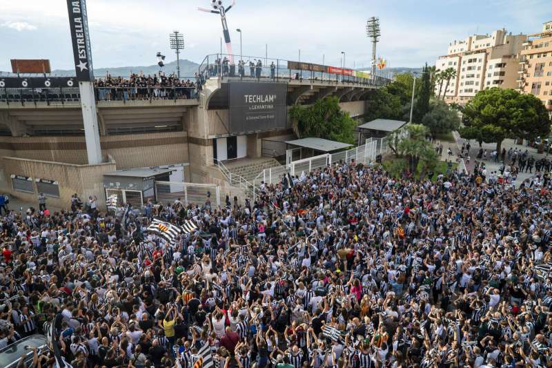 Miles de aficionados celebran en las inmediaciones de Castalia, el ascenso del CD Castellón a la segunda división. EFE/ Andreu Esteban