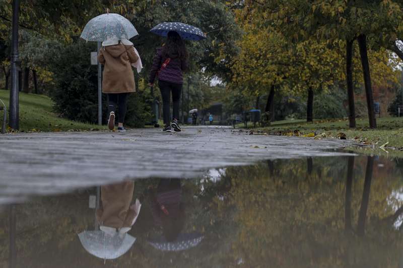 La Comunitat Valenciana, en un día nuboso con precipitaciones. En la imagen dos personas pasean por el jardín de antiguo cauce del Turia de Valencia. EFE/Manuel Bruque/Archivo
