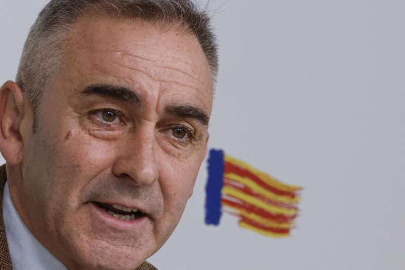 El conseller de Agricultura y portavoz del Consell, Miguel Barrachina, en la rueda de prensa tras el pleno del Gobierno valenciano. EFEBiel Ali�o
