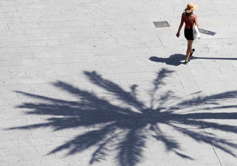 Una persona pasea por Valencia en un da caluroso. EFEAna EscobarArchivo
