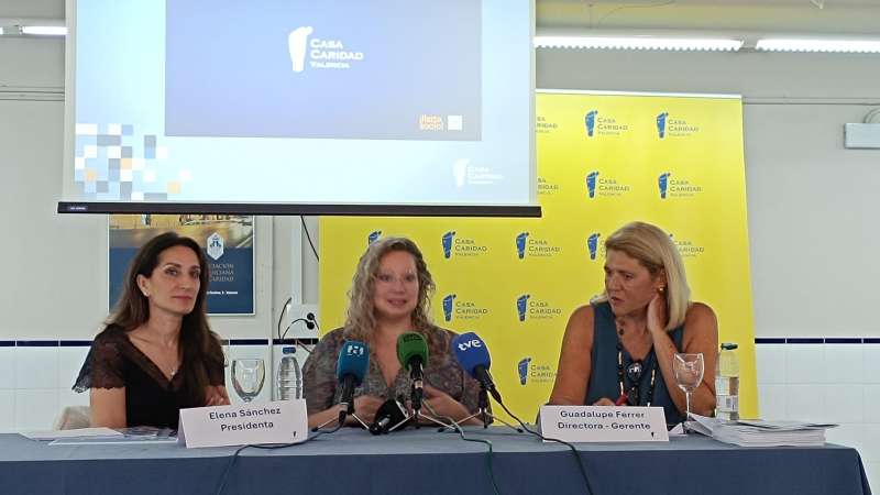 De izquierda a derecha, la presidenta de Casa Caridad, Elena Sánchez; Silvia Torres, persona ayudada por la dana; y Guadalupe Ferrer, gerente Casa Caridad./EPDA