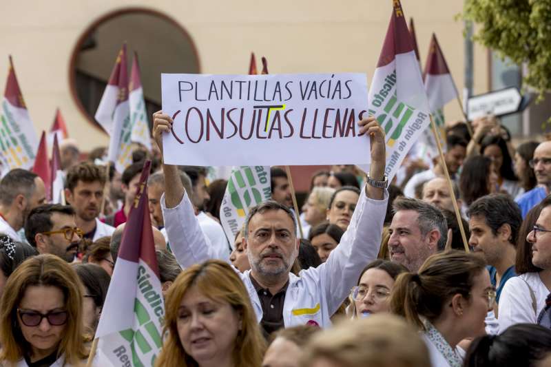 Unos 300 mdicos se han concentrado este viernes a las puertas de un hospital. EFEMarcial Guilln
