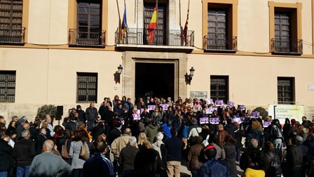 Concentración a las puertas del Ayuntamiento de Paterna. EPDA Concentración a las puertas del Ayuntamiento de Paterna. EPDA