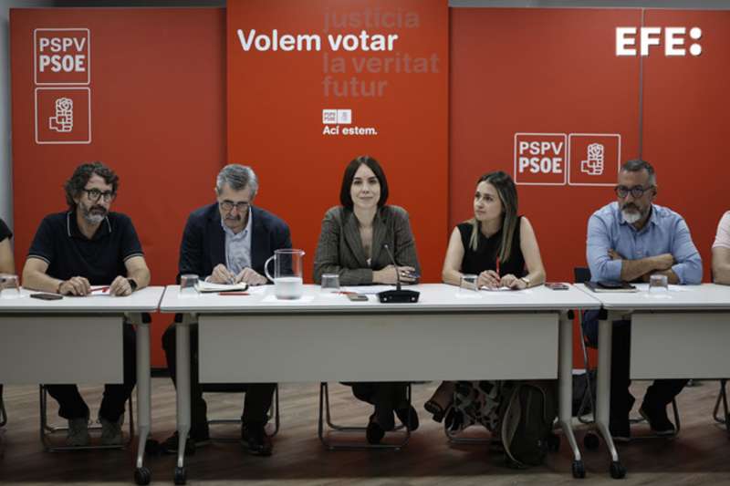 La secretaria general del PSPV-PSOE y ministra de Ciencia y Universidades, Diana Morant (centro), preside la reunin de la Comisin Ejecutiva Nacional (CEN) de los socialistas valencianos. EFEBiel Alio
