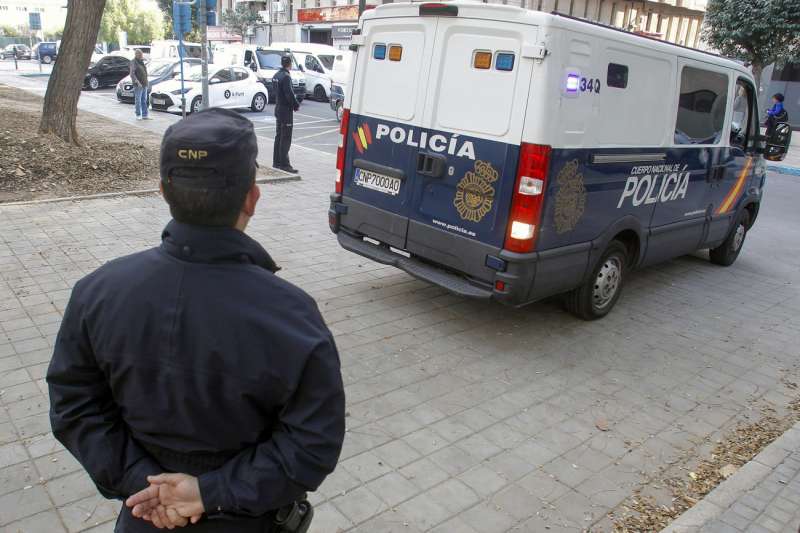 Dos agentes de la Polic�a Nacional en la ciudad de Alicante. EFE/Morell/Archivo
