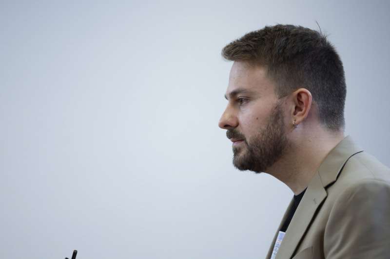 El diputado de Compromis, Alberto Ibez durante una rueda de prensa tras la reunin de la Mesa del Congreso y la Junta de Portavoces este martes en el Congreso. EFE Javier Lizn