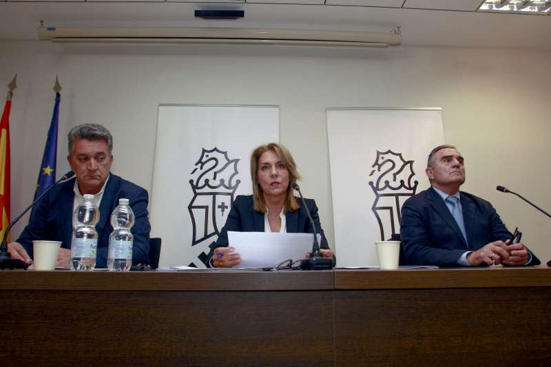 En la imagen Camarero junto a Martnez Mus (izqda), y Gan Pampols, durante la rueda de prensa. EFEPep Morell