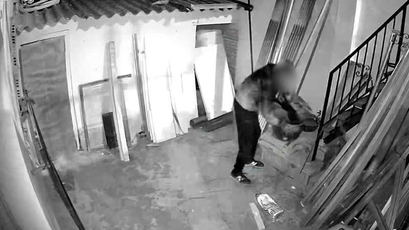 El autor de los robos captado por una c�mara de seguridad.  EPDA