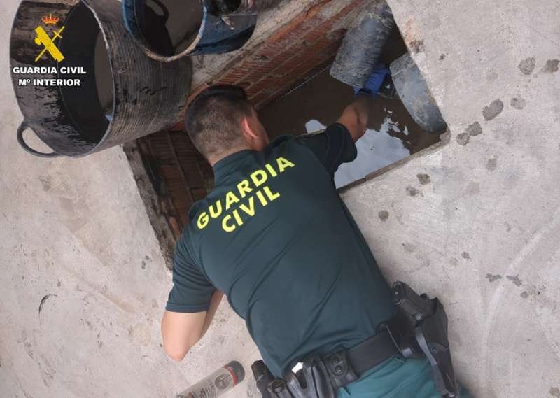 El taller adems realizaba vertidos en la arqueta. EPDA