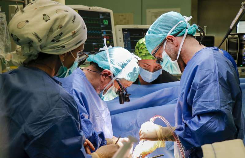 En la intervencin han participado profesionales de los servicios de Medicina Intensiva, quirfanos, banco de sangre, Urologa, Cardiologa, Medicina Interna, Radiologa y Anestesia