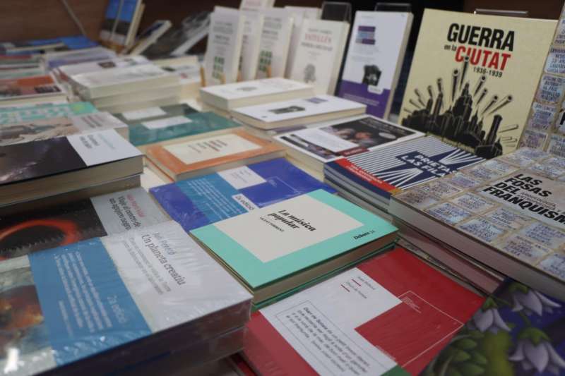 Expositor de libros.  EPDA
