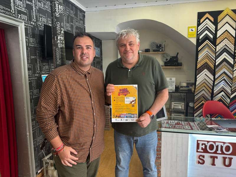 El concejal Lucas Jodar entrega el cartel de la campaa del Bono Comercio de Paterna a un establecimiento de la ciudad. EPDA